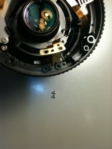 フレキの固定金具のネジを外した。EF-S18-55mm F3.5-5.6 II USM