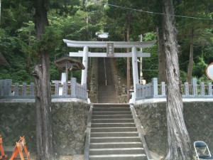 外浦海岸の神社、石段が続く