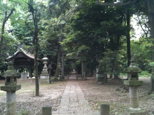 神明神社の拝殿前から参道の入口は遥か彼方、550m