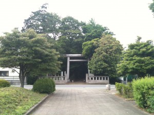 鎮守の森公園から神明神社の参道入口を望む。