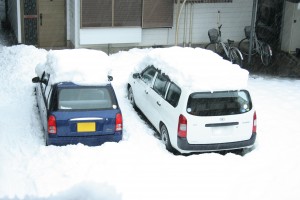 車に積もった雪